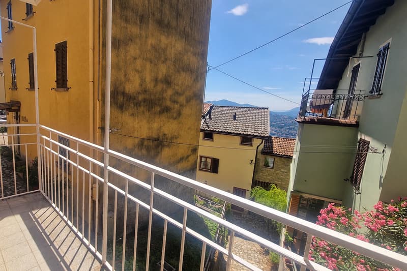 Appartamento 2,5 ristrutturato con balcone e scorcio lago (16)