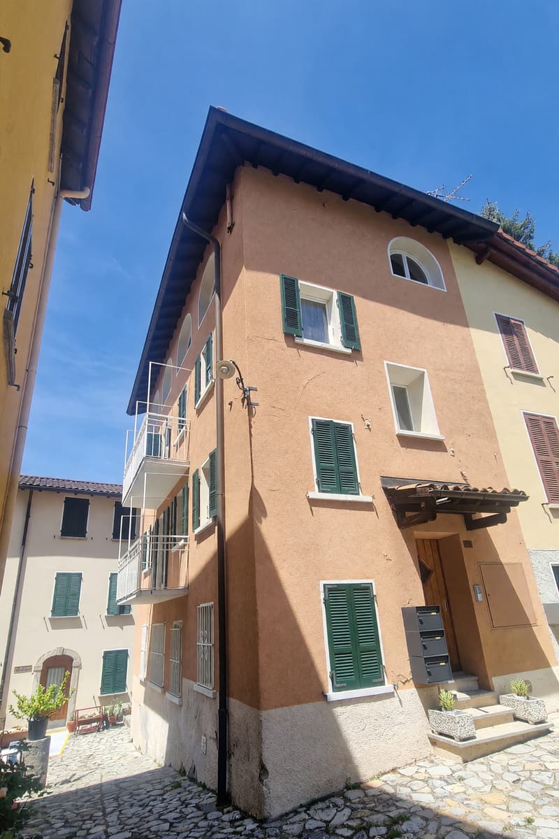 Appartamento 2,5 ristrutturato con balcone e scorcio lago (21)