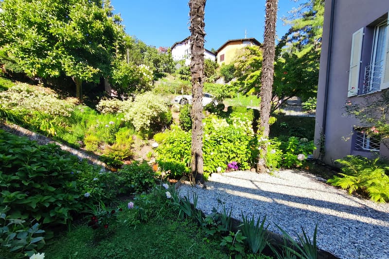 Casa bifamiliare 7 locali ristrutturata con giardino a Davesco (23)