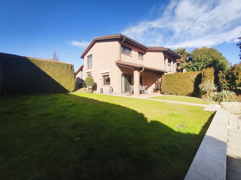 Villa 5,5 locali con piscina riscaldata, giardino privato e ampi spazi (16)