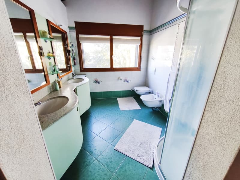 Villa 5,5 locali con piscina riscaldata, giardino privato e ampi spazi (14)