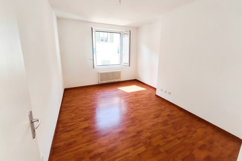 Appartamento 4,5 rinnovato con terrazzo e vista lago a Ponte Tresa (8)