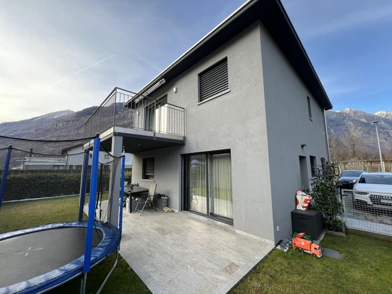 Moderna casa bifamiliare individuale, di 4.5 +3.5 locali con ampio giardino (4)