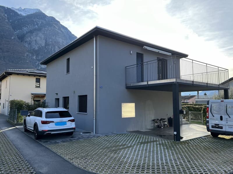 Moderna casa bifamiliare individuale, di 4.5 +3.5 locali con ampio giardino