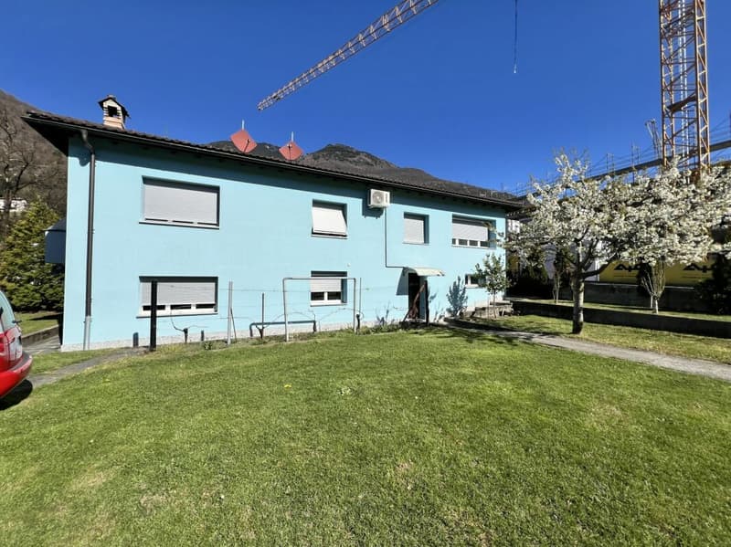 Casa Bifamiliare di 2.5+5.5 locali con terreno (2)