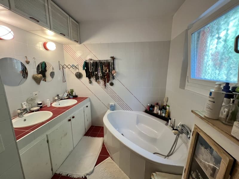 Casa bifamiliare con ampio spazio verde (10)