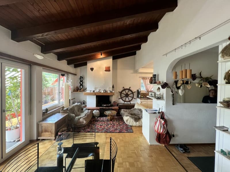 Casa bifamiliare con ampio spazio verde (3)
