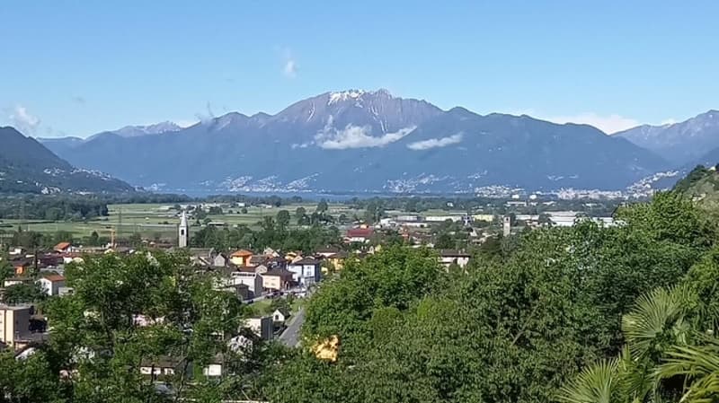 Casa bifamiliare con ampio spazio verde (7)