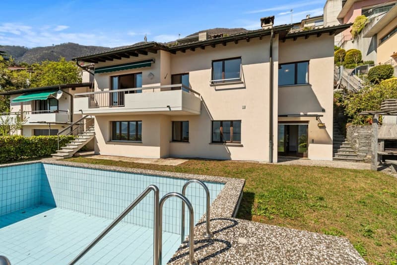 Wunderschönes 8,5-Zimmer-Doppelhaus mit Schwimmbad und atemberaubender Aussicht (1)