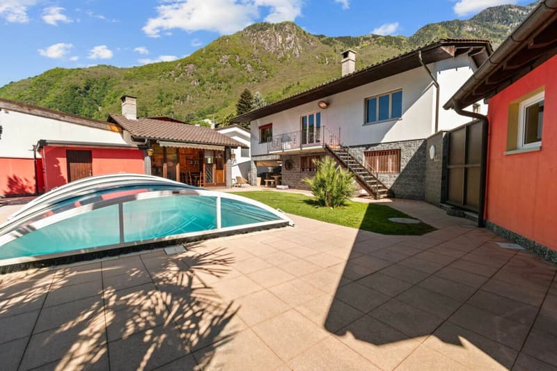 Prestigiosa villa bifamiliare con piscina, grottino, dépendance e garage con officina (1)