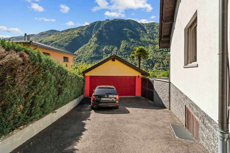Prestigiosa villa bifamiliare con piscina, grottino, dépendance e garage con officina (22)