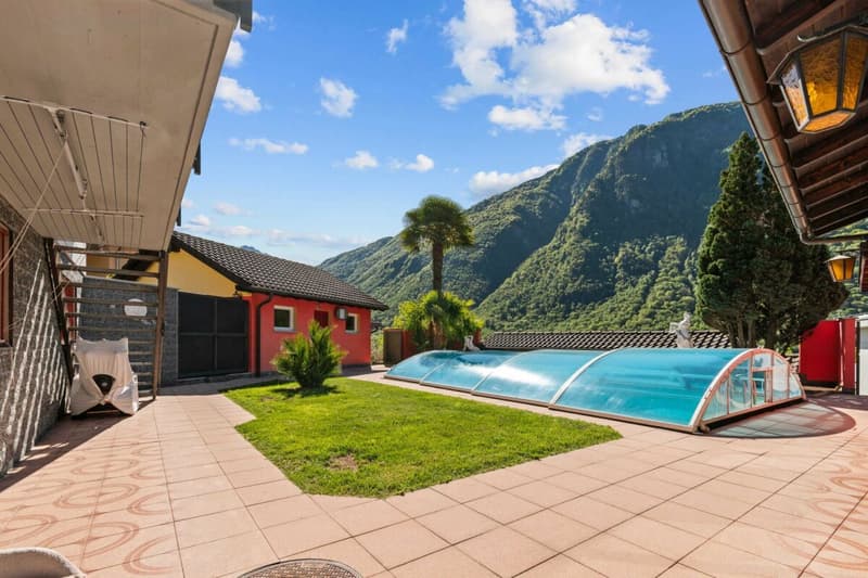 Prestigiosa villa bifamiliare con piscina, grottino, dépendance e garage con officina (14)