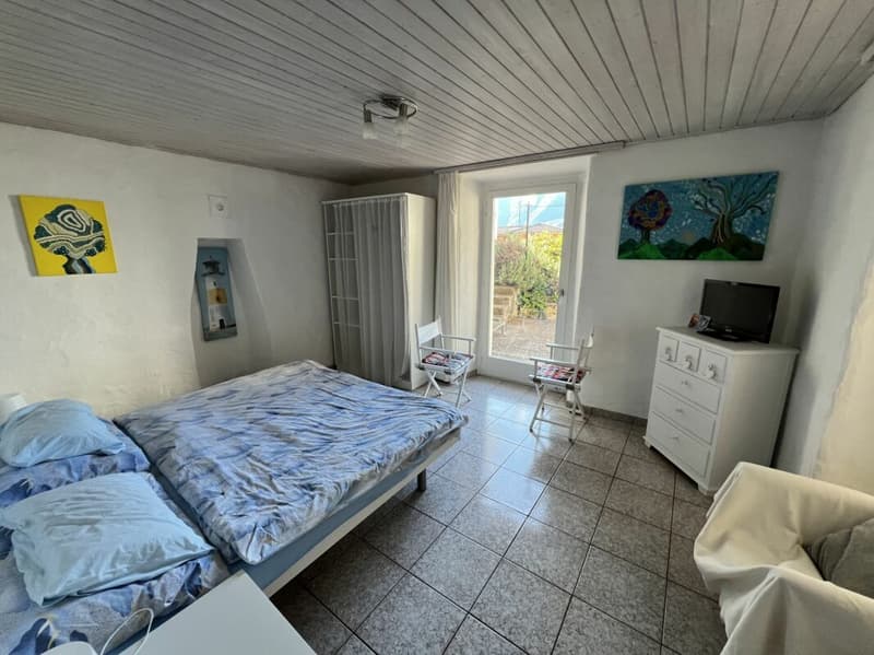 Casa bifamigliare a schiera centrale di 2 + 3.5 locali, con corte (5)