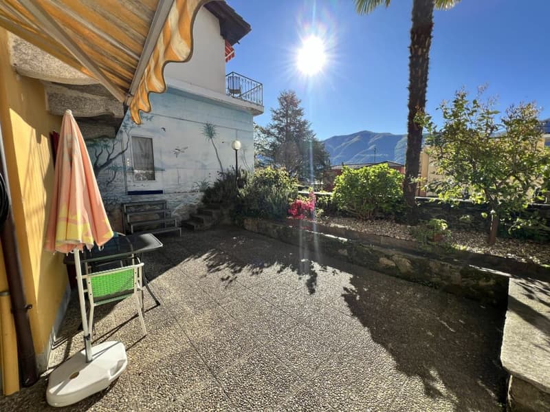 Casa bifamigliare a schiera centrale di 2 + 3.5 locali, con corte (6)