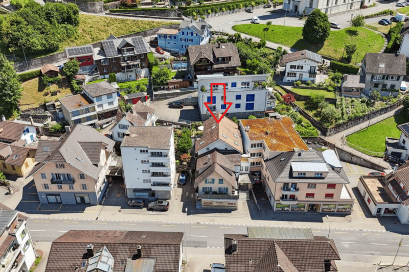 Terrasse dans le vert, sensation de ville dans le dos - espace sans fin (19)
