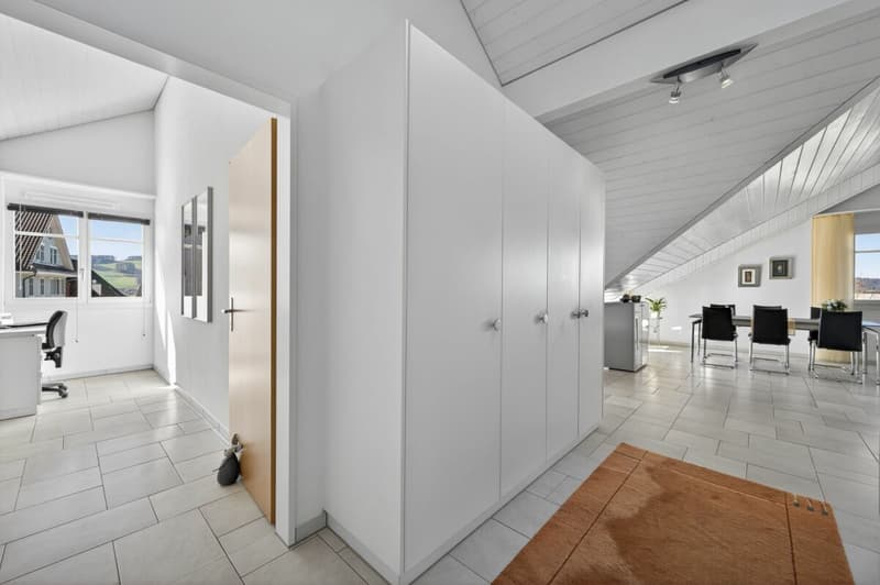 Vivre au-dessus des toits de Triengen, appartement lumineux, très bien entretenu, en plein centre (6)