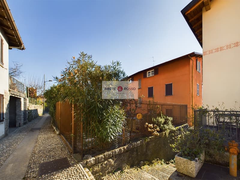Ampi spazi, luminosità, vista lago e la magia di un piccolo borgo italiano. (20)