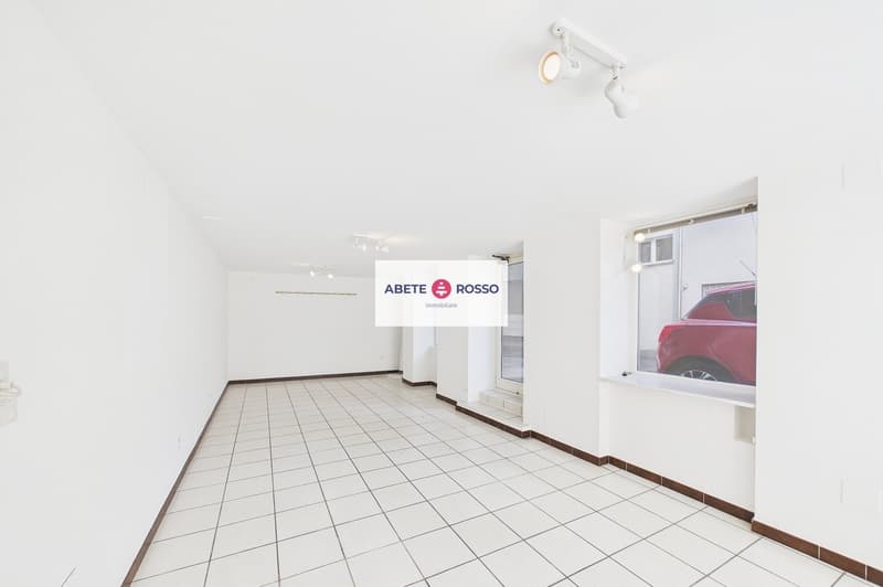 empty room, white tiles, white walls, white ceiling, windows, lights