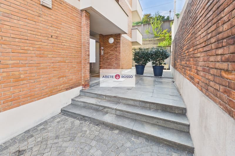 Appartamento 4 locali: rinnovato, vicino al centro cittadino, vista aperta sul lago. (20)