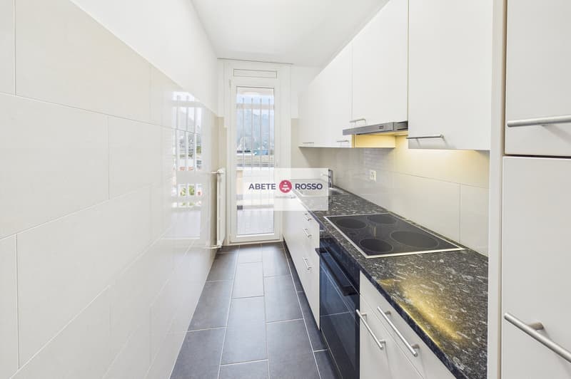 Appartamento 4 locali: rinnovato, vicino al centro cittadino, vista aperta sul lago. (10)