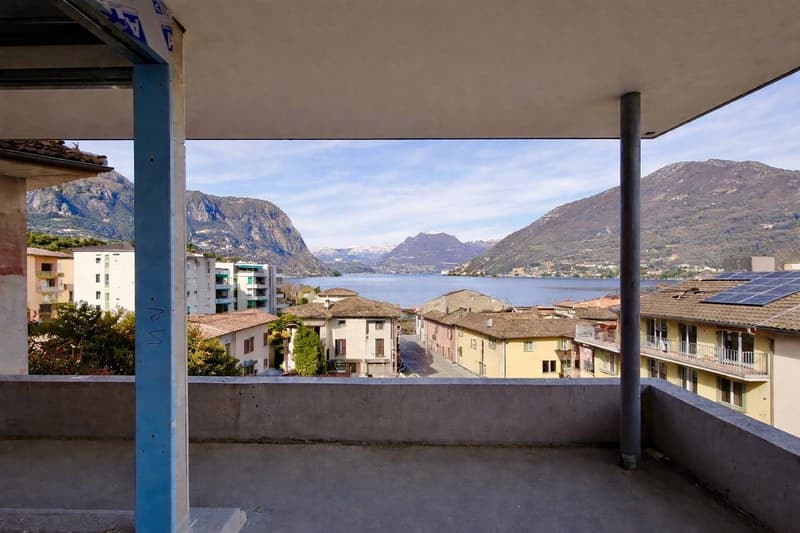 Balcony with a view of the mountains and the lake