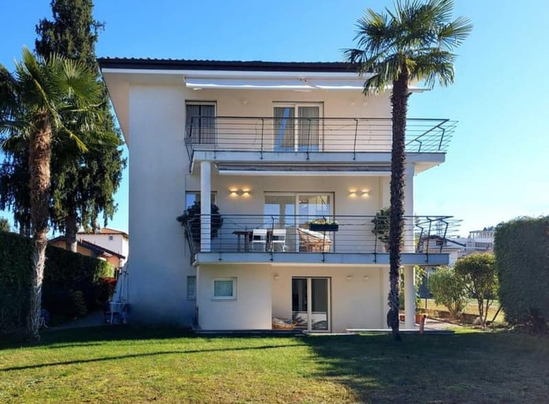 Elegante villa con giardino. (2)