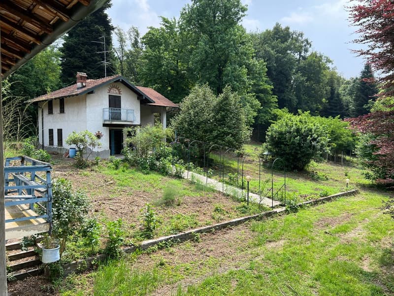 Tenuta con ampio terreno vicino Gallarate (Varese) (2)