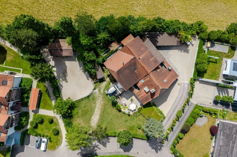 Bauernhaus mit 4 Wohnungen und Pferdestall auf grosszügigem Grundstück an bester Lage (16)