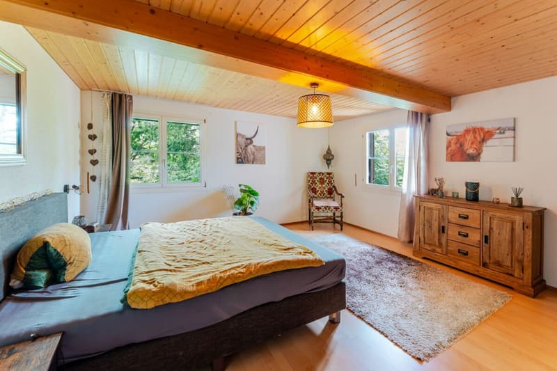 Bauernhaus mit 4 Wohnungen und Pferdestall auf grosszügigem Grundstück an bester Lage (10)