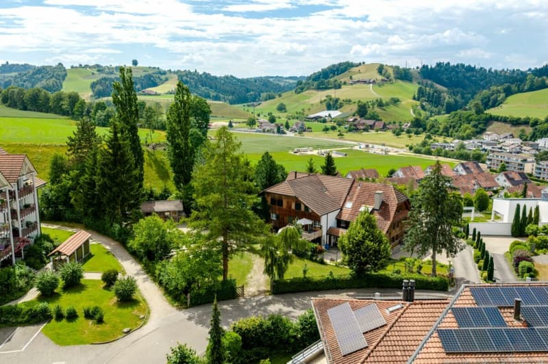 Bauernhaus mit 4 Wohnungen und Pferdestall auf grosszügigem Grundstück an bester Lage (17)