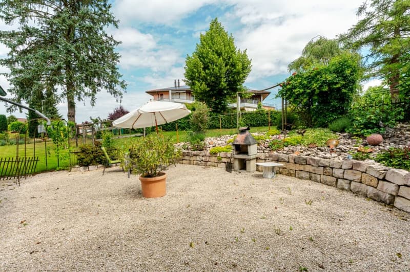 Bauernhaus mit 4 Wohnungen und Pferdestall auf grosszügigem Grundstück an bester Lage (7)