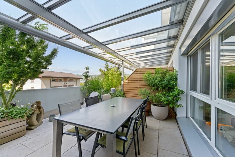 Terrasse mit Glasdach und elektrischen Sonnenstoren