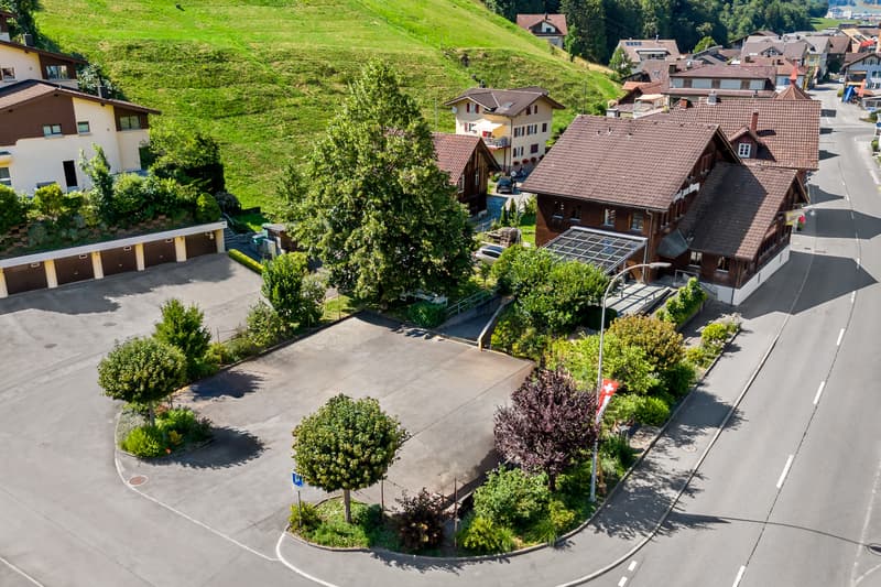 Aussenansicht mit Parkplatz
