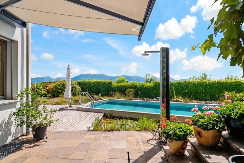 Aussenanlage mit Pool und Poolhaus