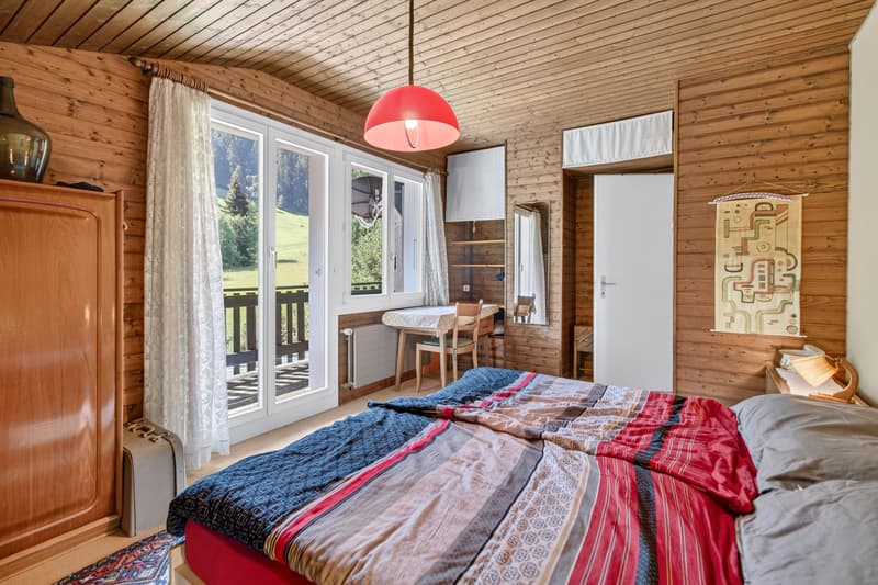 Sonniges Schlafzimmer mit Balkonzugang
