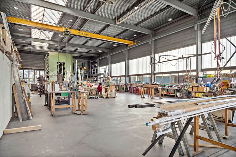 Werkhalle mit Dytan Krananlage 2.5t und Paternosterlager