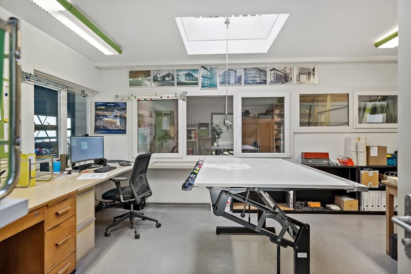 Büro mit Blick Richtung Werkhalle