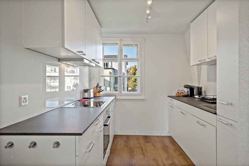 Küche mit Mikrowelle, Backofen, Kaffeemaschine, Kochfeld
