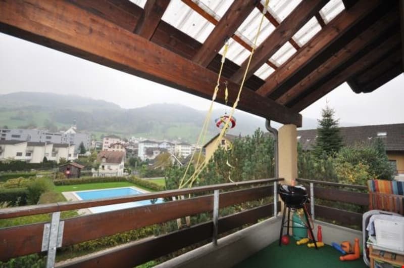 Balkon mit Blick auf Pool