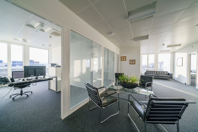 Moderne & helle Büroräumlichkeiten mit Terrasse und Weitblick in Steinhausen (14)