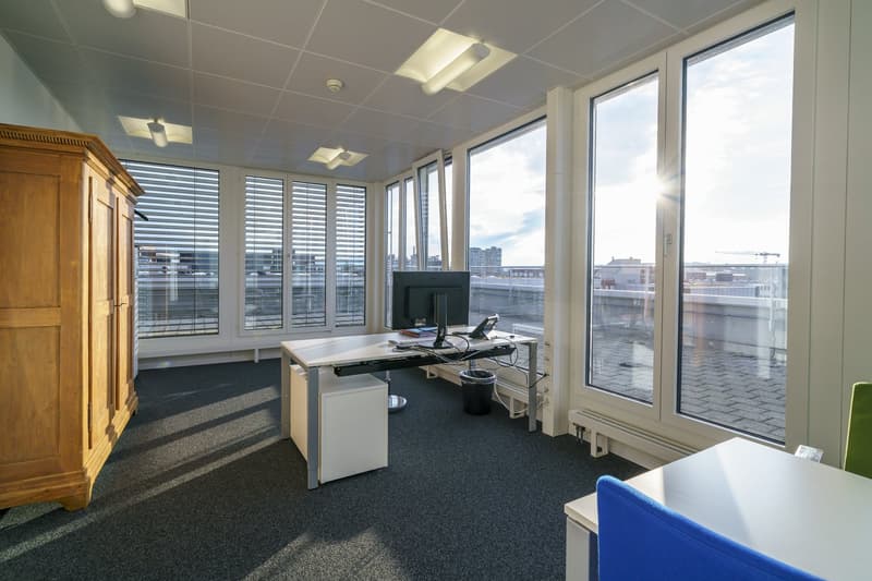 Moderne & helle Büroräumlichkeiten mit Terrasse und Weitblick in Steinhausen (3)