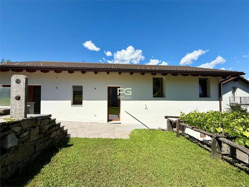 Casa ristrutturata con giardino e garage (2)