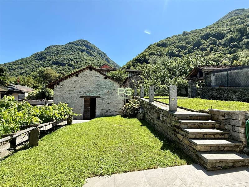 Casa ristrutturata con giardino e garage (7)