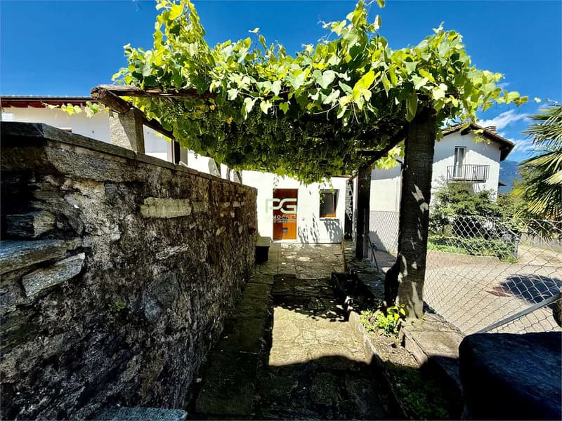 Casa ristrutturata con giardino e garage (8)