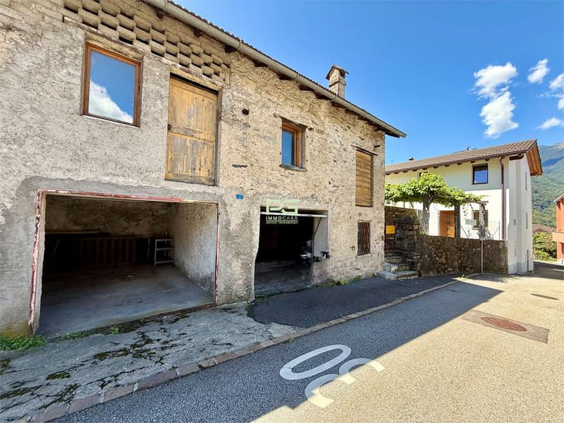 Casa ristrutturata con giardino e garage (9)