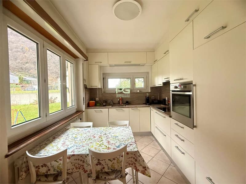 Casa bifamiliare con giardino (12)