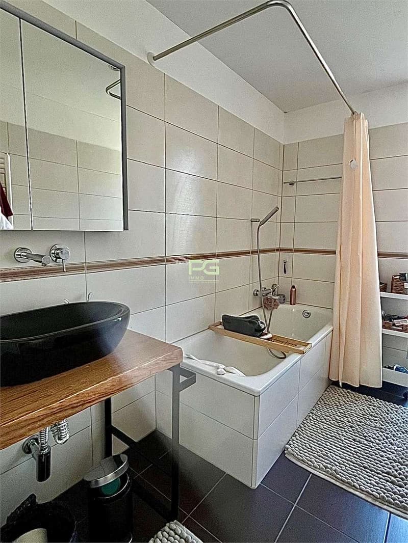 Moderna e comoda casa singola con giardino (8)