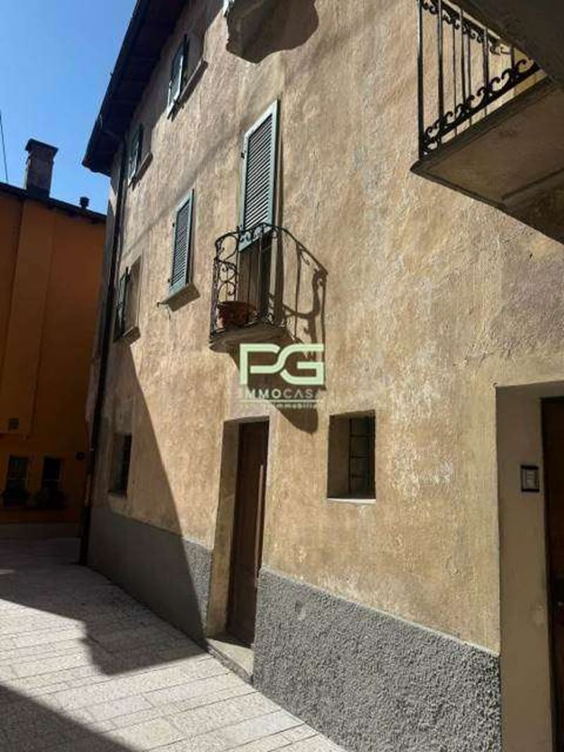 Casa plurifamiliare di nucleo vicino al lago in vendita (1)
