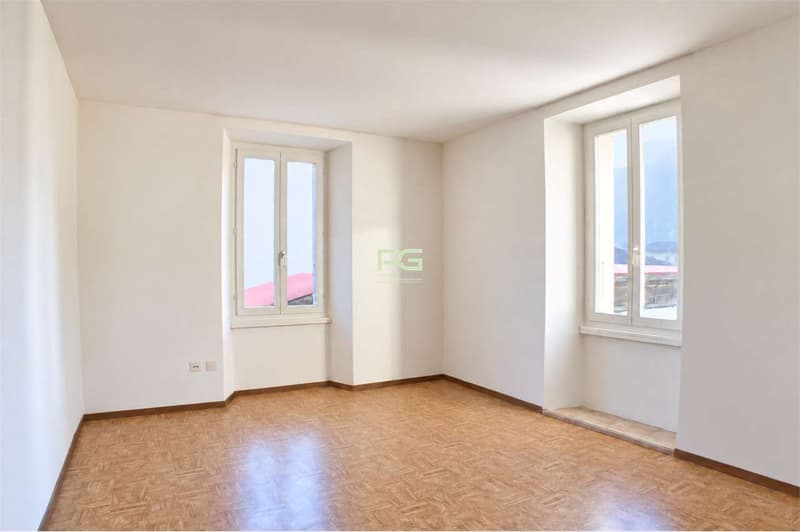 Casa bifamiliare con giardino in ottima posizione (4)