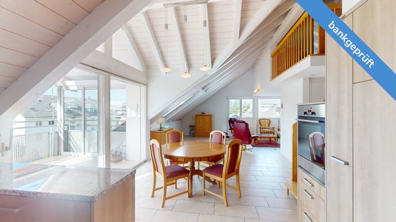 Blick aus der Küche zum Wohn-/Essbereich und Balkon